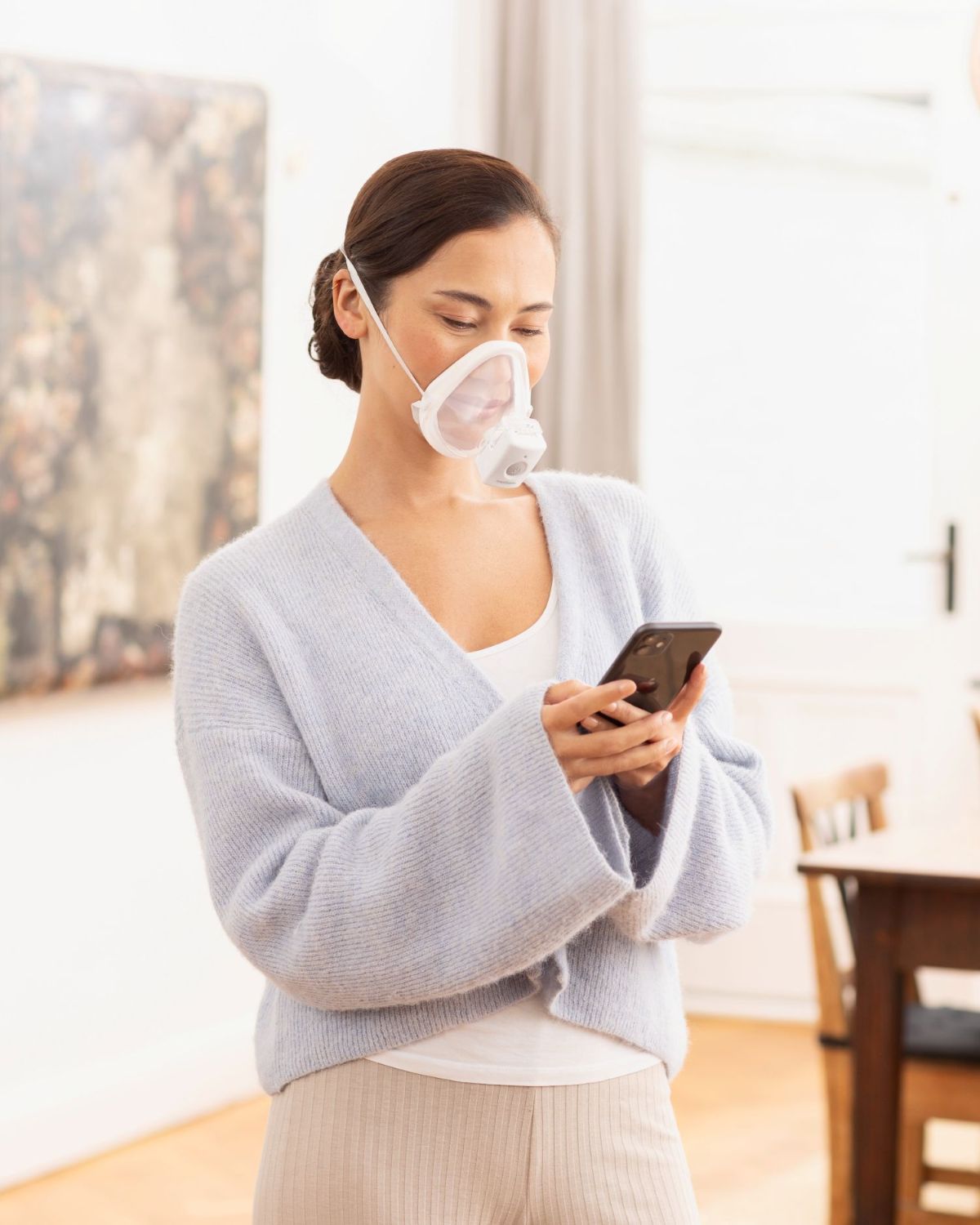 Frau nutzt den Medisana IN 705 Inhalator mit Maske bequem auf dem Sofa – wirksame Inhalationstherapie bei Atemwegserkrankungen