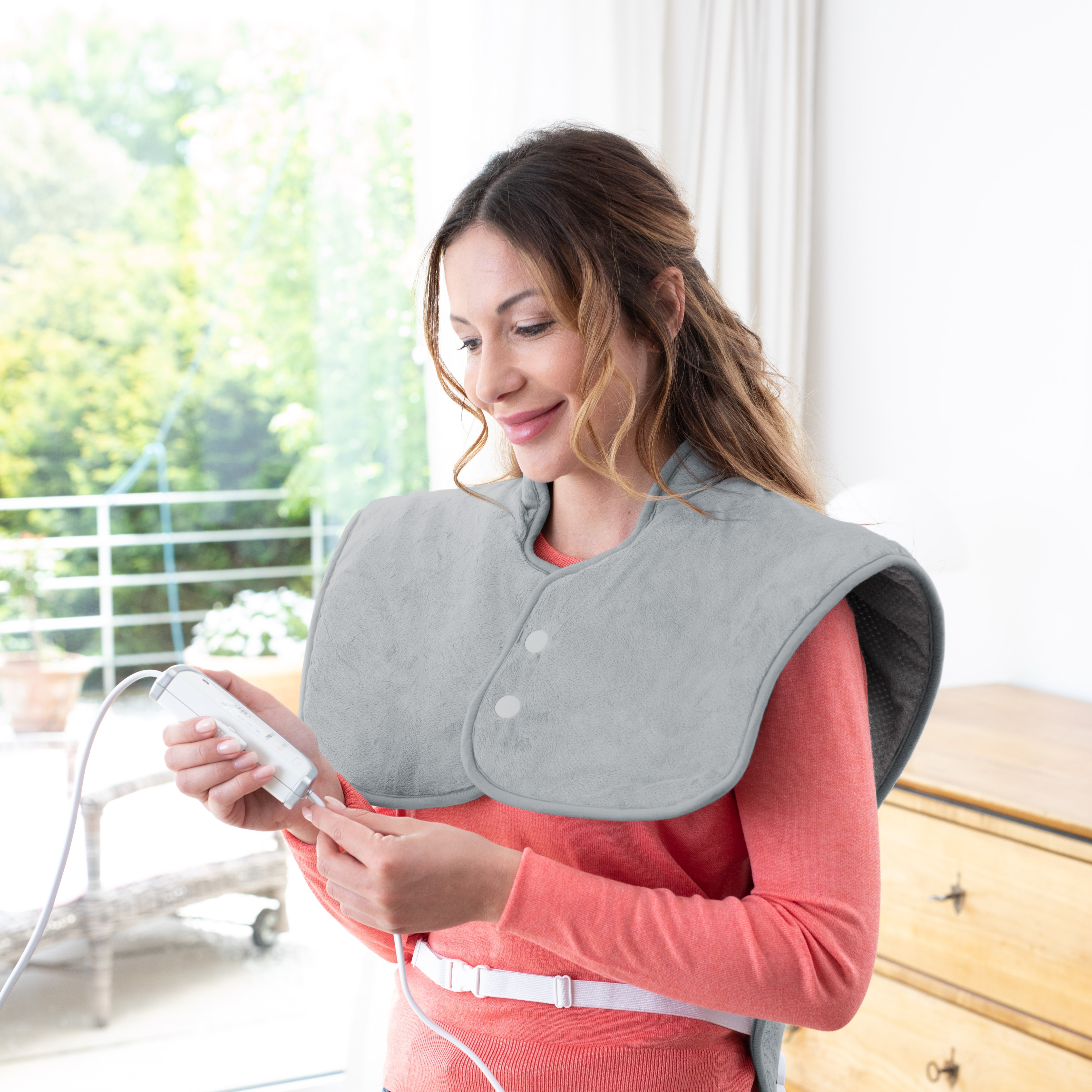 The neck warmer fits comfortably and distributes warmth evenly across the neck and shoulders for deep relaxation.